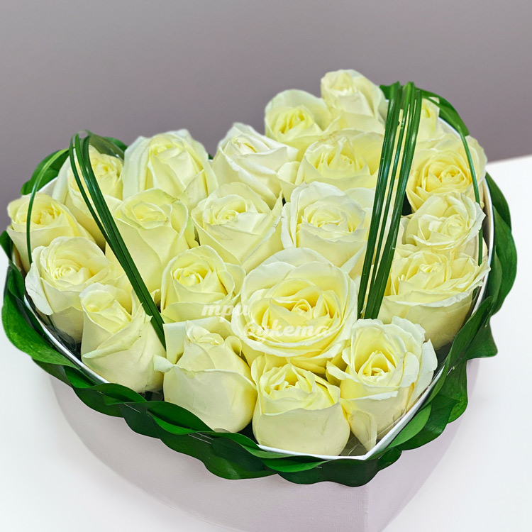 Композиция сердце из белых роз (крупный план)