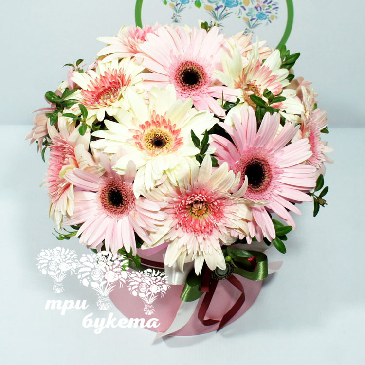 Герберы в шляпной коробке (вид сверху)