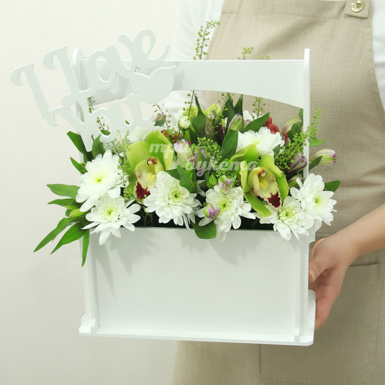 Композиция на 14 февраля из орхидей