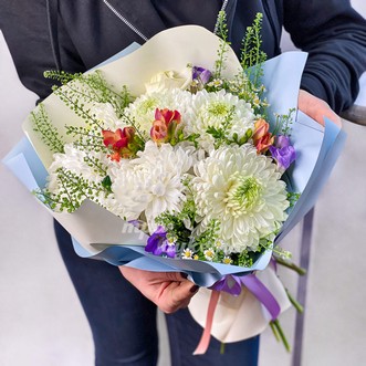 Букет из ромашек и хризантем