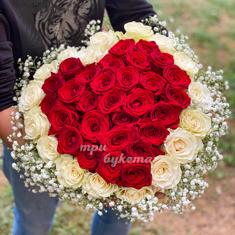 Сердце из белой и красной розы (в руках)