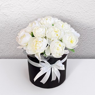 17 белых пионов в шляпной коробке 17 белых пионов в шляпной коробке