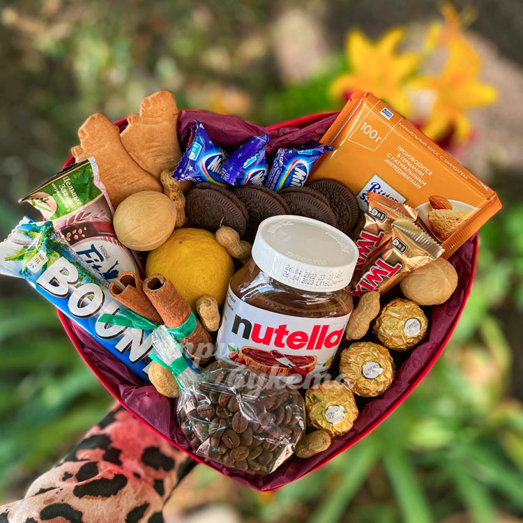 Набор сладостей в коробке-сердце (на фоне цветов)