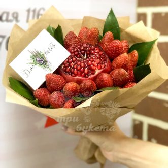 Крафт букет с клубникой и гранатом