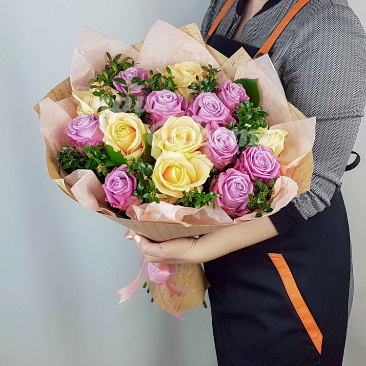 15 пышных роз в крафте (в руках)