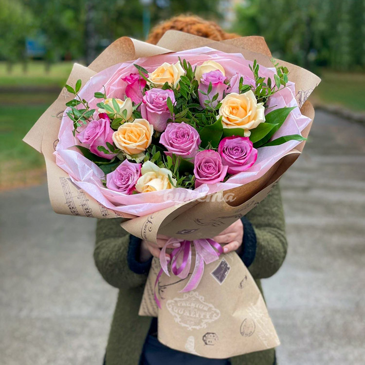 15 пышных роз в крафте (на улице)