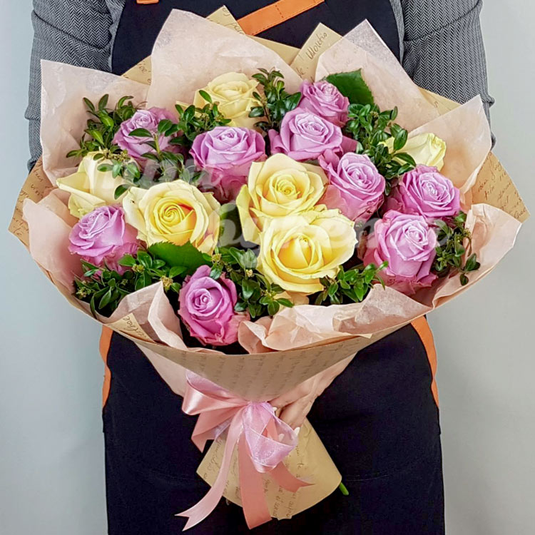 15 пышных роз в крафте