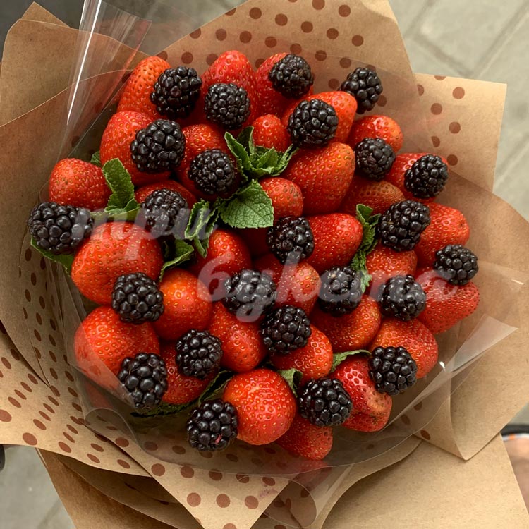 Букет из 31 клубники и ежевики (крупный план)