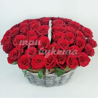 51 красная роза в корзине