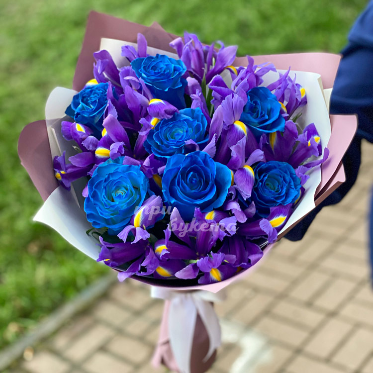 Букет из синих роз и ирисов