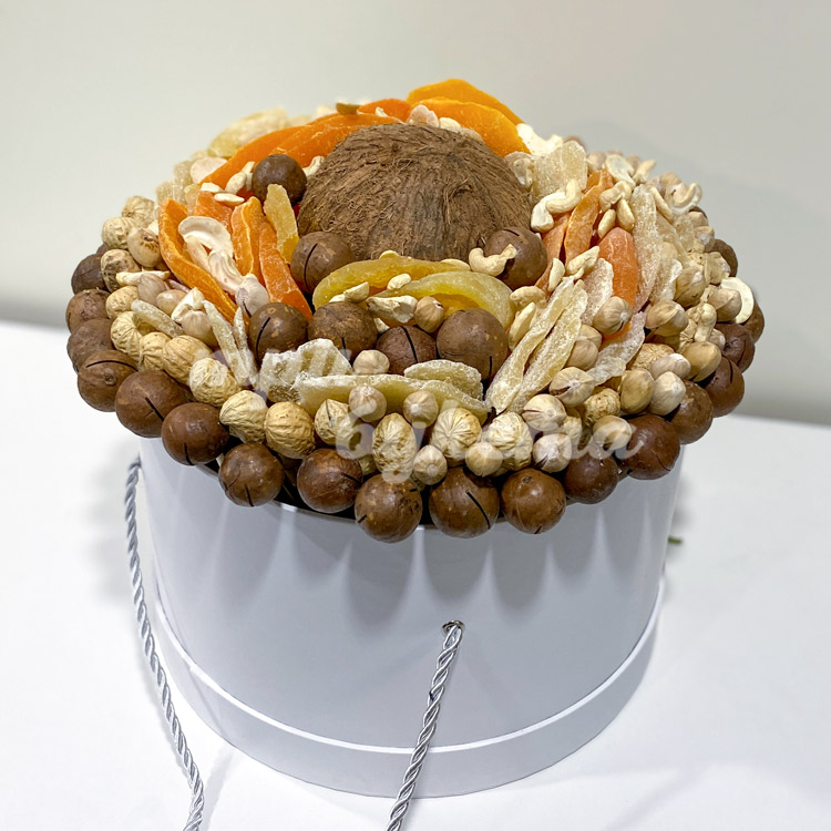 Макадамия и кокос в шляпной коробке