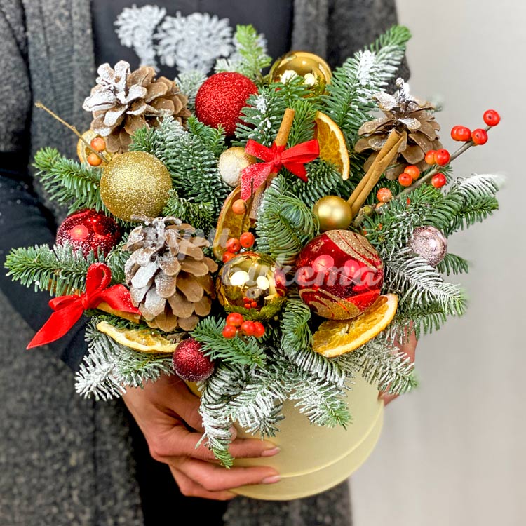 Хвойная композиция на праздник (в руках)