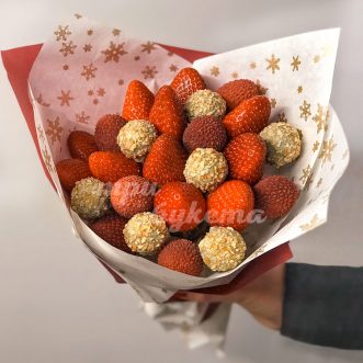Букет из клубники, личи и конфет