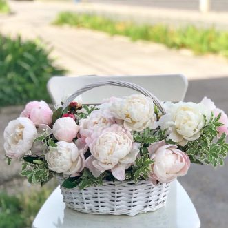 26 светло-розовых пионов в корзине