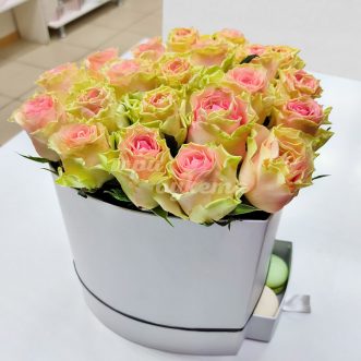 Кенийская роза и макаруны в коробке