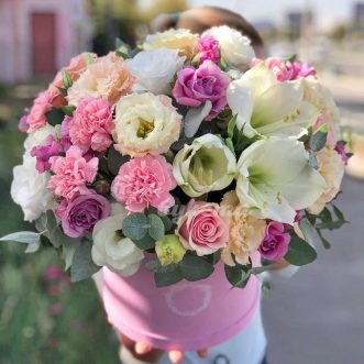 Коробка с амариллисами и розами