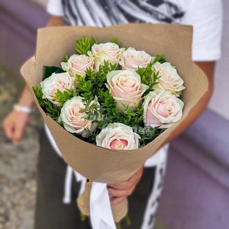 9 персиковых роз в крафте