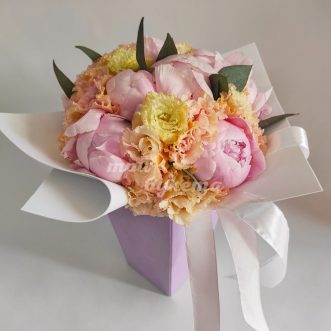 Композиция из пионов и эустом