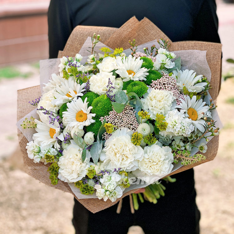 Цветы гвоздик и маргариток