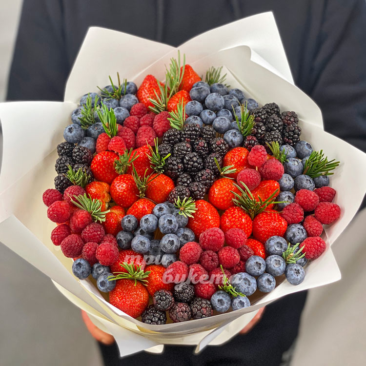 Букет из 4 видов ягод (крупный план)