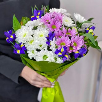 Букет из цветных хризантем и ирисов