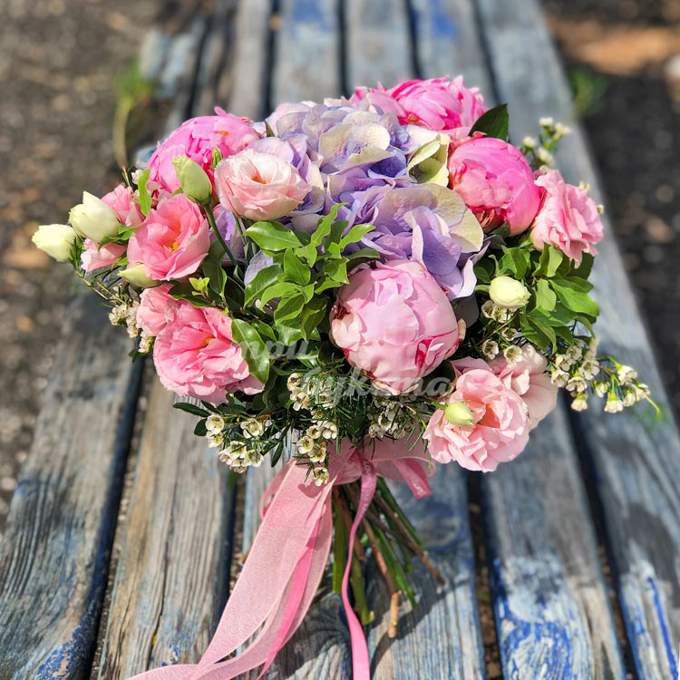 Букет из гортензии, пионов и эустом