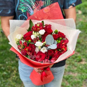 Букет из красных роз и альстромерий