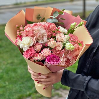 Букет персиковых гортензий и роз