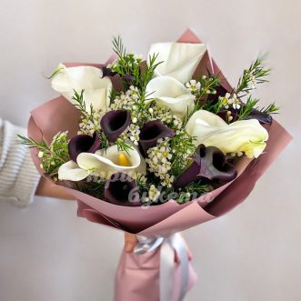 Букет темно-фиолетовых и белых калл