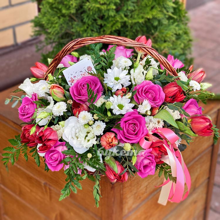 Корзина розовых роз и красных тюльпанов