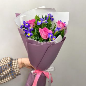 Небольшой букет роз и ирисов