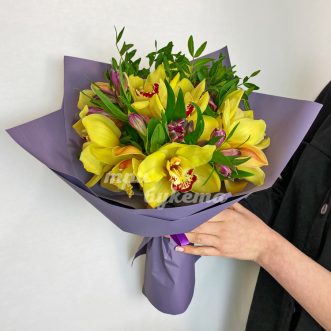 Желтые орхидеи с альстромериями