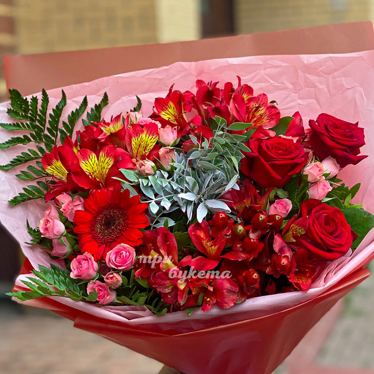 Букет красных альстромерий, роз и зелени (крупный план)