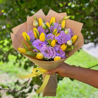 Букет желтых тюльпаном с эустомами Букет желтых тюльпаном с эустомами