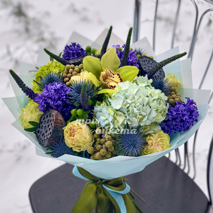 Букет гортензий, гиацинтов и лотосов (на стуле)