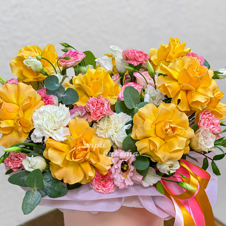 Коробка роз Топ-сан и розовых гвоздик (крупный план)