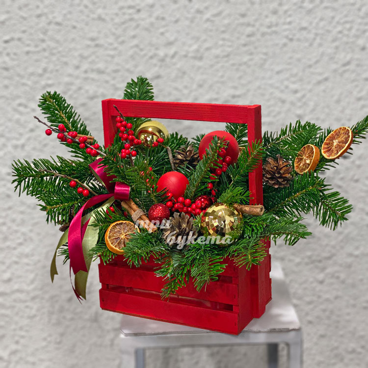 Красный новогодний ящик с хвоей и декором (вид сбоку)