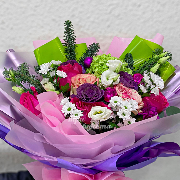 Пышный новогодний букет цветов и хвои (крупный план)