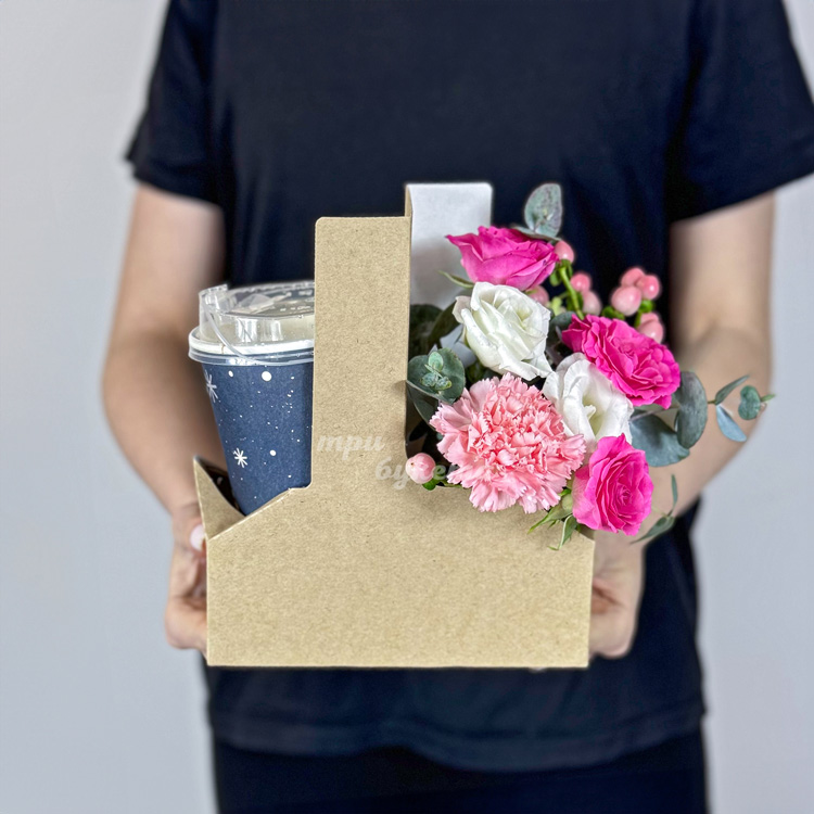 Коробочка с кофе, розами и гвоздикой