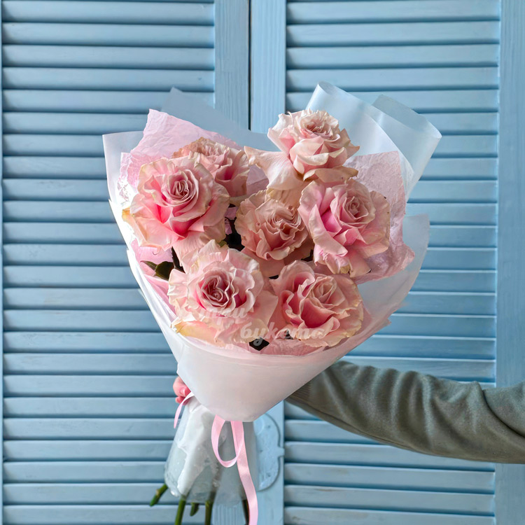 Букет из 7 французских роз Пинк Мондиаль (в руке флориста)