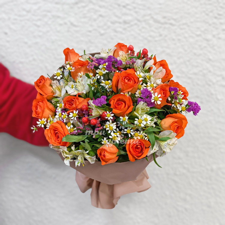 Букет оранжевых роз, альстромерий и зелени