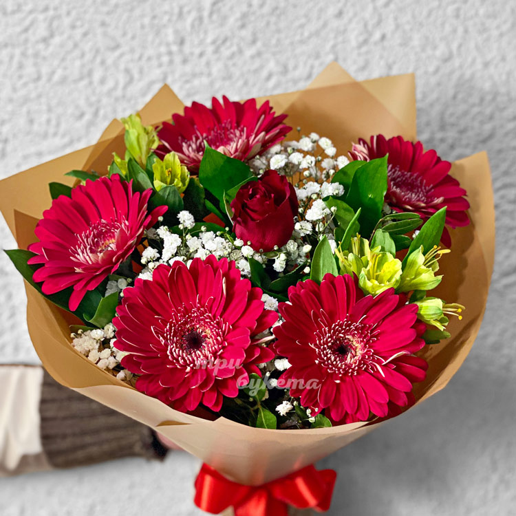 Букет красных гербер с гипсофилой (крупный план)