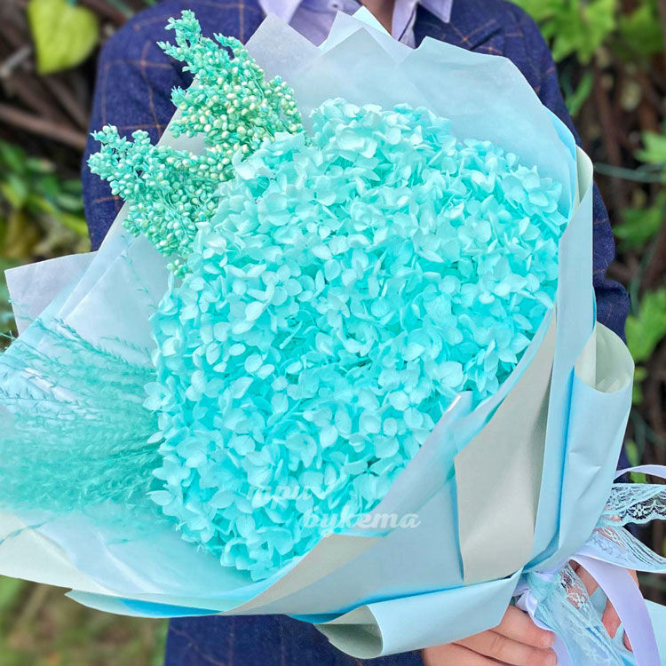 Букет на 1 сентября из бирюзовой гортензии (крупный план)