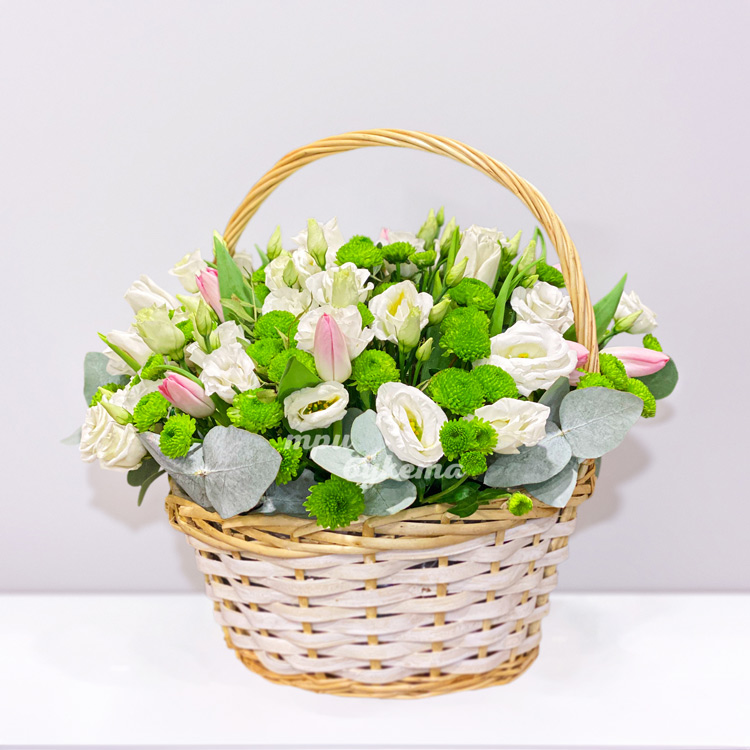 Корзина белых эустом и зеленых хризантем