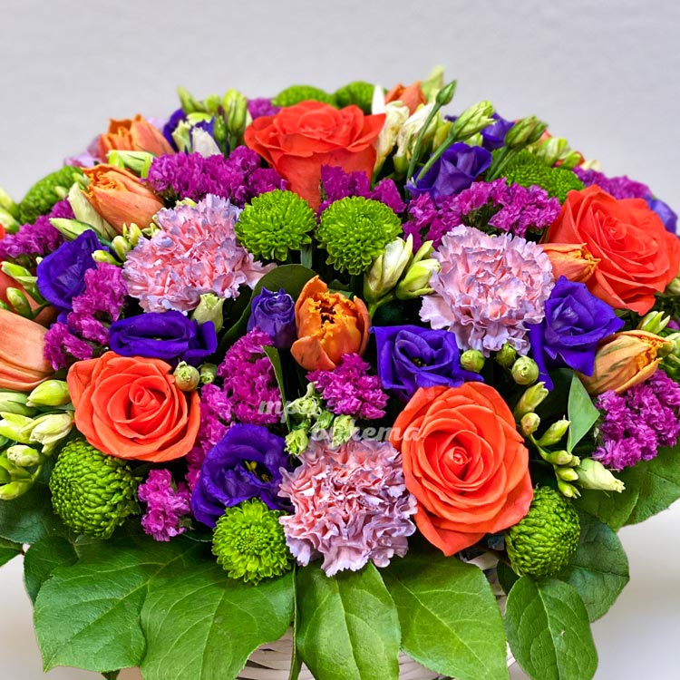 Яркая корзина гвоздик, роз и тюльпанов (крупный план)