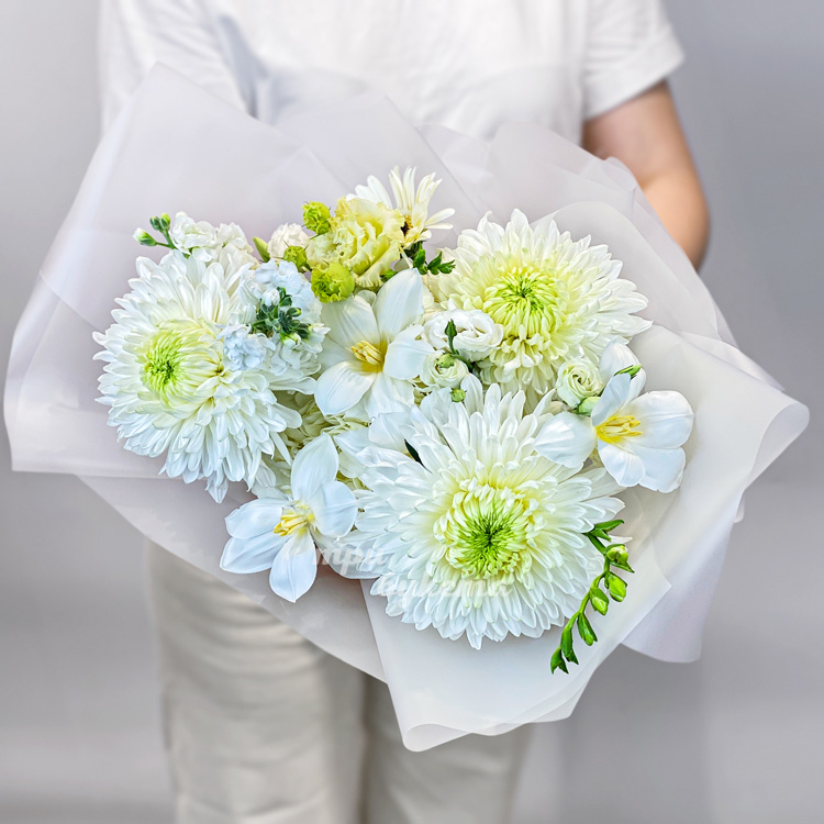 Букет белых тюльпанов, хризантем и эустом (вид сверху)