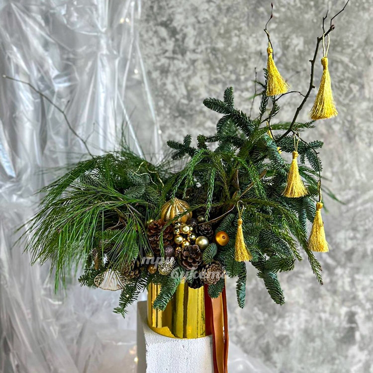 Коробка из нобилиса и золотого декора