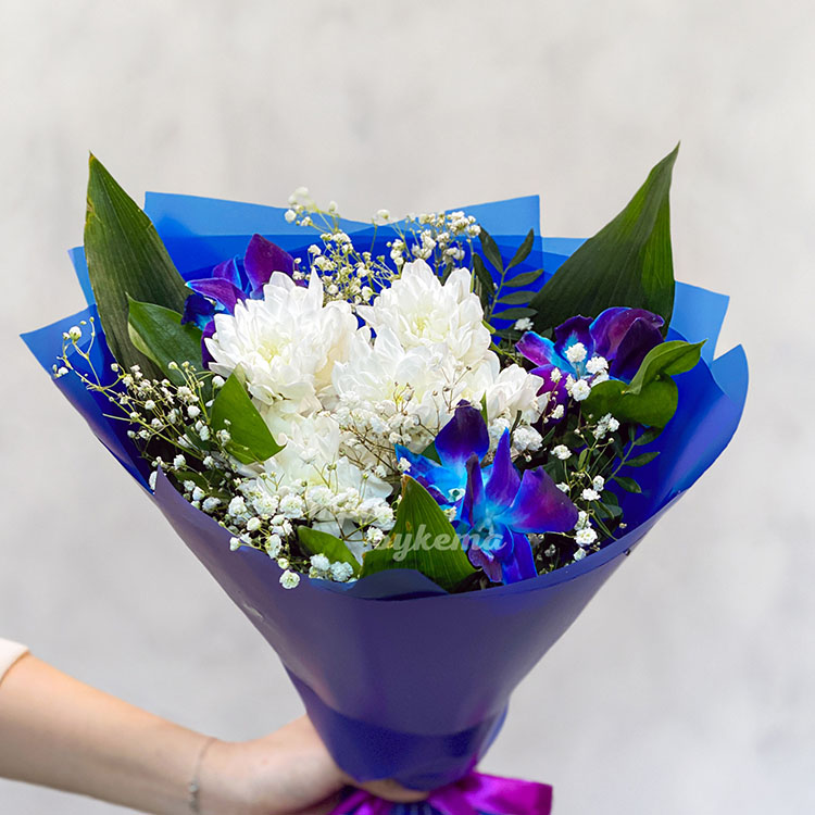 Синий букет хризантем, орхидей и гипсофилы (крупный план)